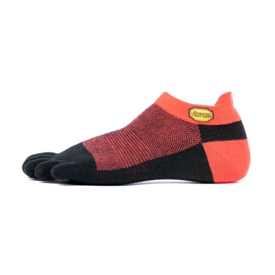 red_black_vibram_5toe_sock_no_show.jpg Red-Black Vibram 5Toe Sock No Show - Image 1
